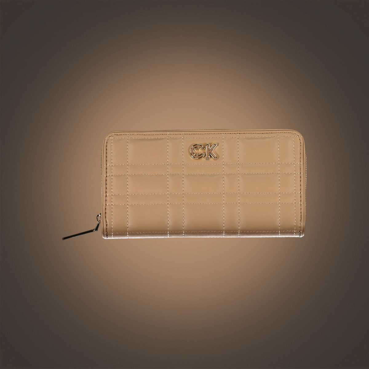 Cartera liquidationlive Calvin Klein color camel con diseño acolchado, cierre de cremallera y logo metálico frontal