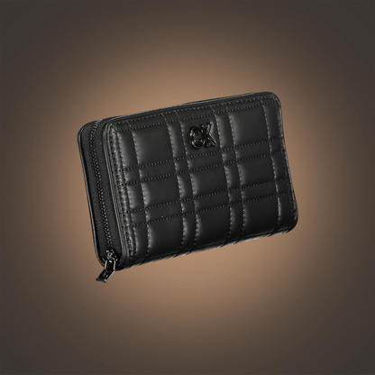 Cartera negra liquidationlive Calvin Klein acolchada con cierre de cremallera y logotipo metálico frontal