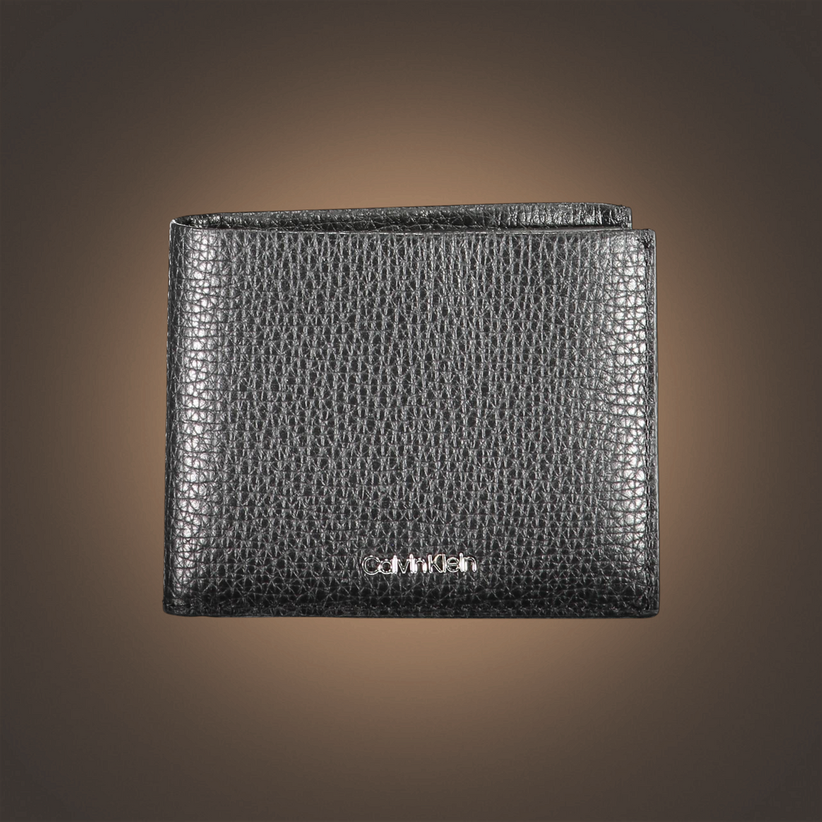 Cartera negra Calvin Klein de piel texturizada con logotipo metálico plateado en la parte inferior frontal