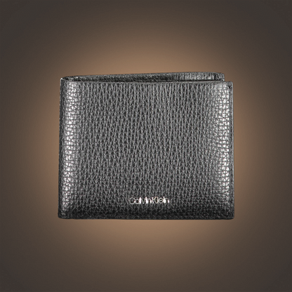 Cartera negra Calvin Klein de piel texturizada con logotipo metálico plateado en la parte inferior frontal