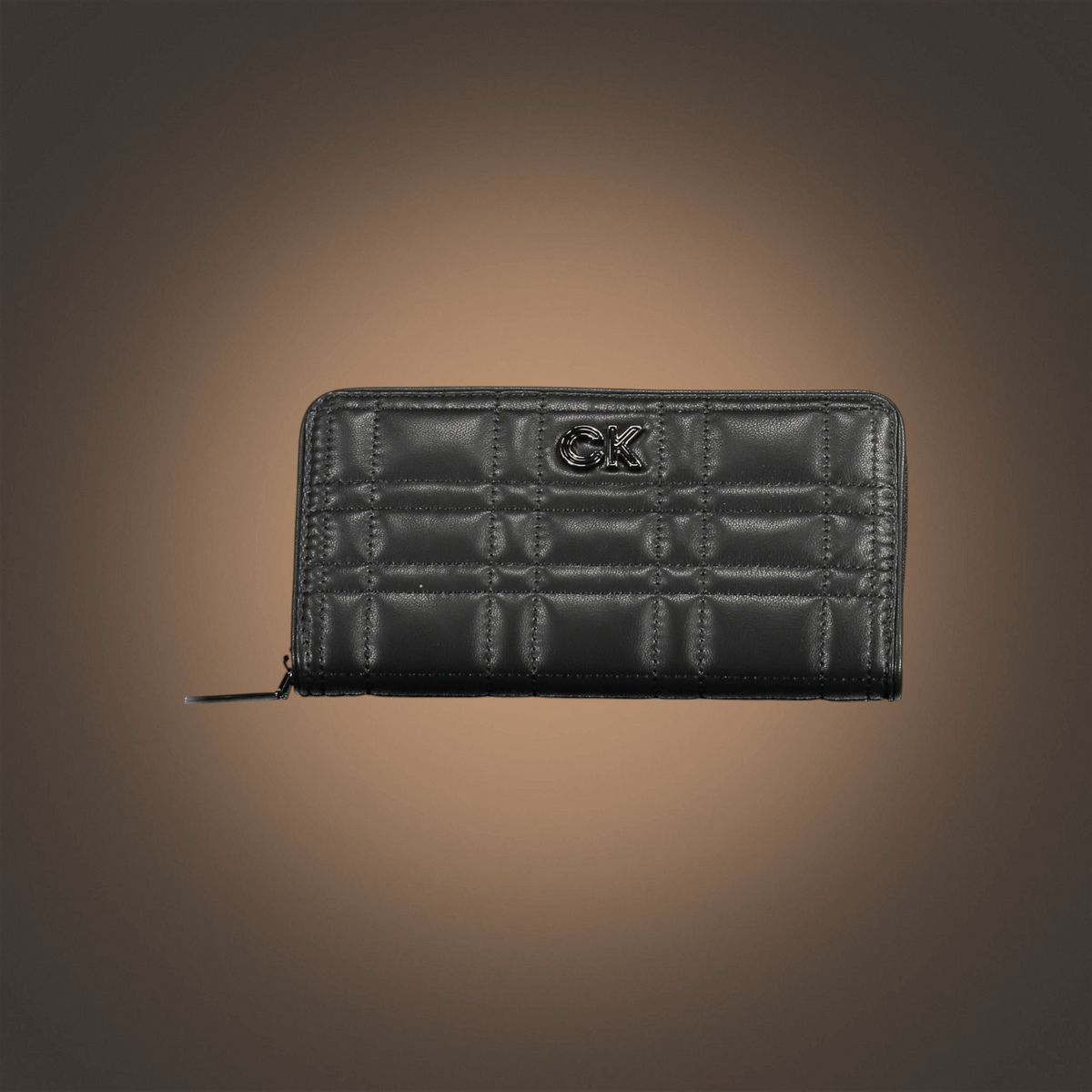 Cartera negra liquidationlive Calvin Klein con diseño acolchado, cierre de cremallera y logotipo metálico frontal