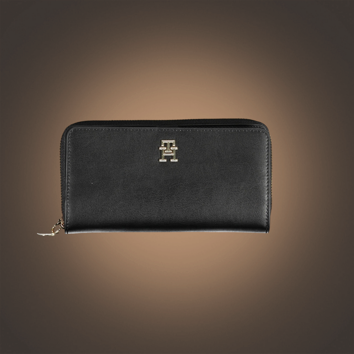 Cartera de mujer liquidationlive Tommy Hilfiger negra con cremallera y logotipo metálico frontal