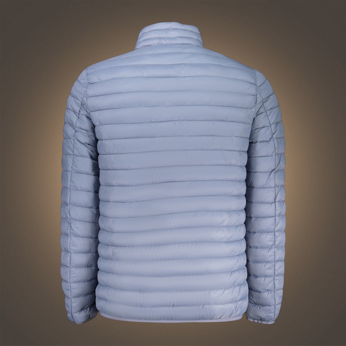 Vista trasera de la chaqueta acolchada azul cielo Norway 1963 con cuello alto y diseño ligero