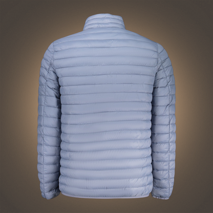 Vista trasera de la chaqueta acolchada azul cielo Norway 1963 con cuello alto y diseño ligero