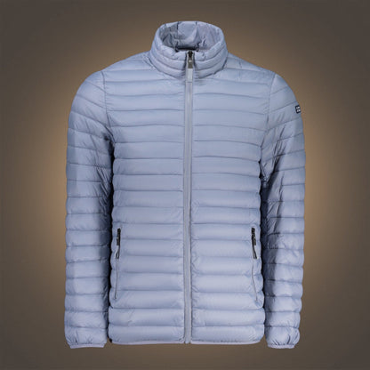 Chaqueta acolchada ligera azul cielo de liquidationlive con cremallera frontal y logo en la manga