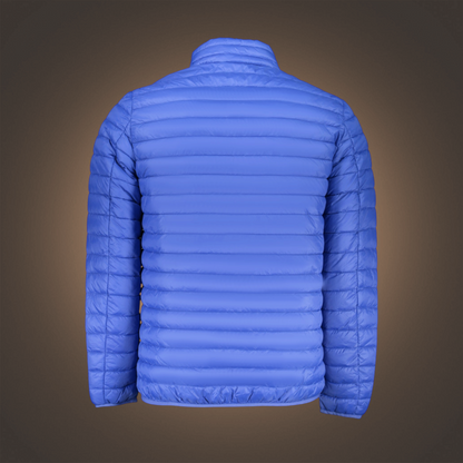 Vista trasera de chaqueta acolchada azul Norway 1963 de liquidationlive con cuello alto y diseño ligero