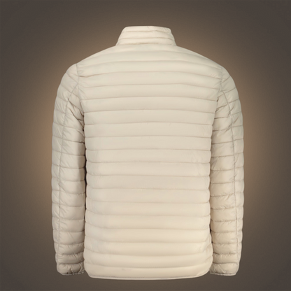 Vista trasera de la chaqueta acolchada beige Norway 1963 de liquidationlive con cuello alto y diseño ligero