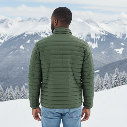Hombre de espaldas vistiendo chaqueta acolchada verde de liquidationlive con montañas nevadas de fondo