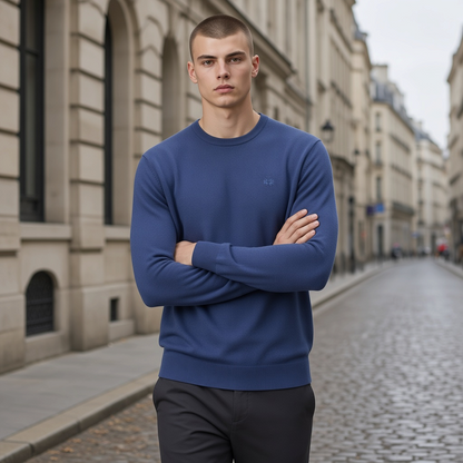 Jersey azul de cuello redondo para hombre de liquidationlive con bordado discreto en el pecho en entorno urbano