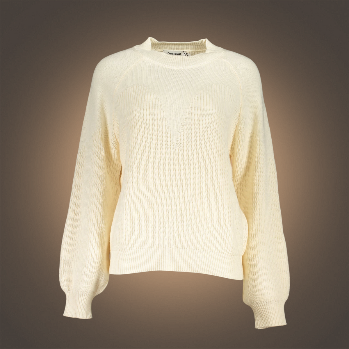 Jersey de punto blanco de cuello alto Desigual con manga larga y textura acanalada sobre fondo degradado