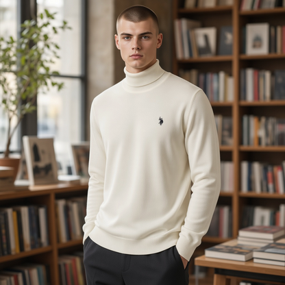 Hombre vistiendo jersey de cuello alto blanco liquidationlive con logotipo bordado en una biblioteca