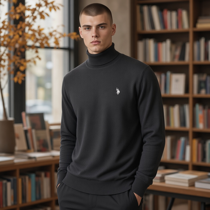 Hombre vistiendo jersey de cuello alto negro U.S. Polo Assn. con logotipo bordado en una biblioteca
