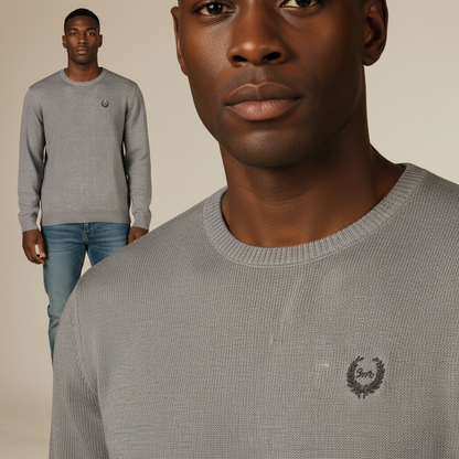 Jersey de cuello redondo gris liquidationlive con bordado sutil en el pecho, corte elegante y tejido de punto fino.