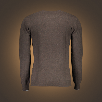 Jersey de punto marrón de U.S. Polo Assn. con cuello redondo y corte ajustado, vista trasera