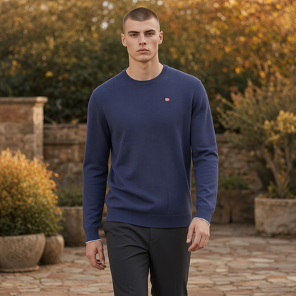 Modelo vistiendo jersey azul de cuello redondo Napapijri con bordado en el pecho, de la tienda liquidationlive