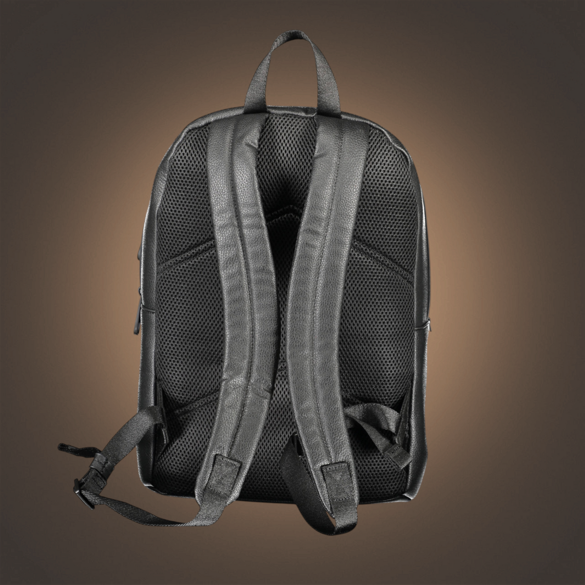 Vista trasera de mochila negra Calvin Klein con correas ajustables acolchadas y panel de malla transpirable