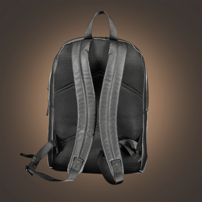 Vista trasera de mochila negra Calvin Klein con correas ajustables acolchadas y panel de malla transpirable
