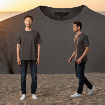 Pack de 2 camisetas negras de manga corta Calvin Klein con cuello redondo, lucidas por un modelo en la playa.