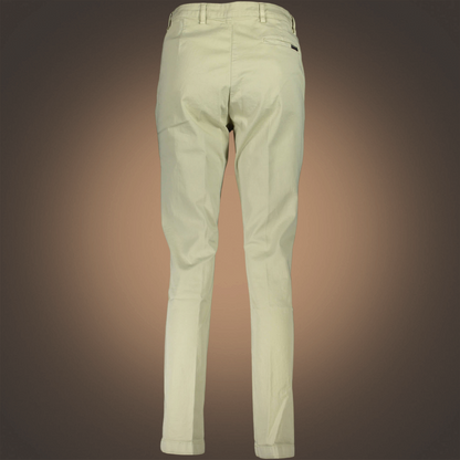 Vista trasera de pantalón chino liquidationlive North Sails en color arena con bolsillo de ojal y detalle de marca
