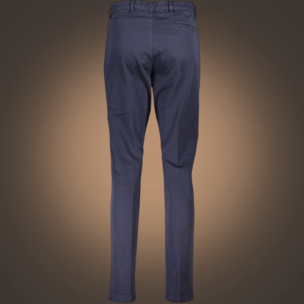 Vista trasera de pantalón chino azul marino North Sails de algodón orgánico con bolsillo de ojal y corte entallado
