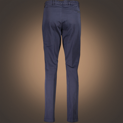 Vista trasera de pantalón chino azul marino North Sails de algodón orgánico con bolsillo de ojal y corte entallado