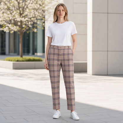 Modelo con pantalón de cuadros Gant en tonos beige y marrón con líneas rojizas, corte sastre y camiseta blanca