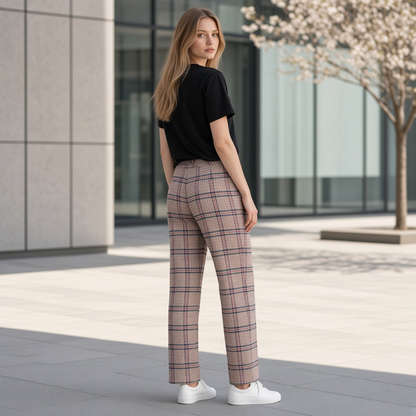 Modelo de espaldas vistiendo pantalón de cuadros Gant en tonos beige y marrón con camiseta negra y zapatillas blancas