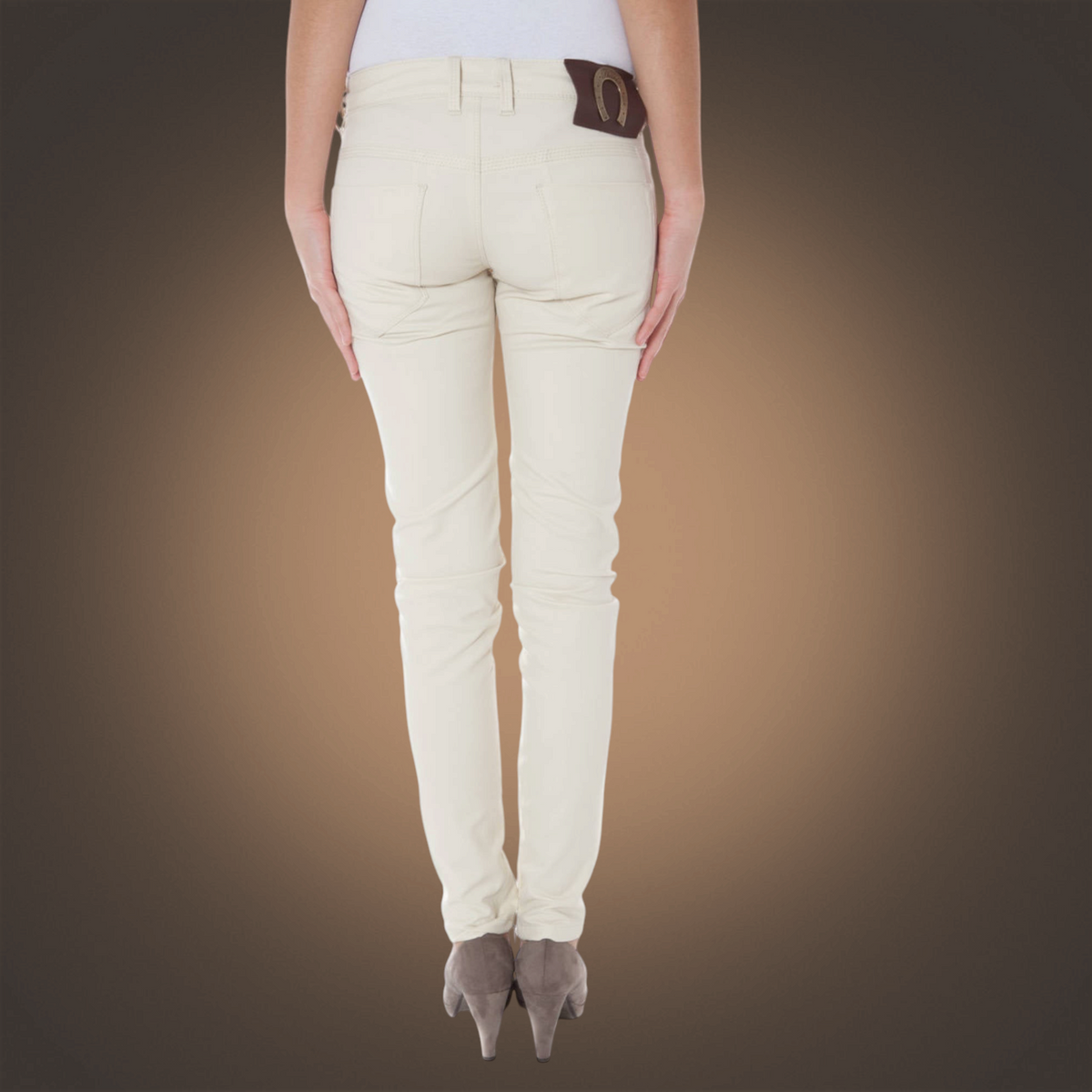 Vista trasera de pantalón slim Phard color blanco hueso con bolsillos de parche y detalle de marca liquidationlive