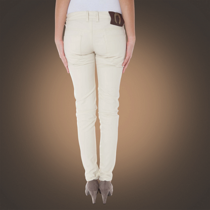Vista trasera de pantalón slim Phard color blanco hueso con bolsillos de parche y detalle de marca liquidationlive