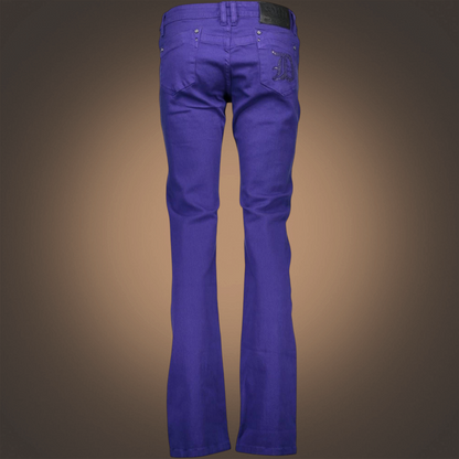Vista trasera de pantalón Datch violeta de cinco bolsillos con parche oscuro y detalle bordado en el bolsillo