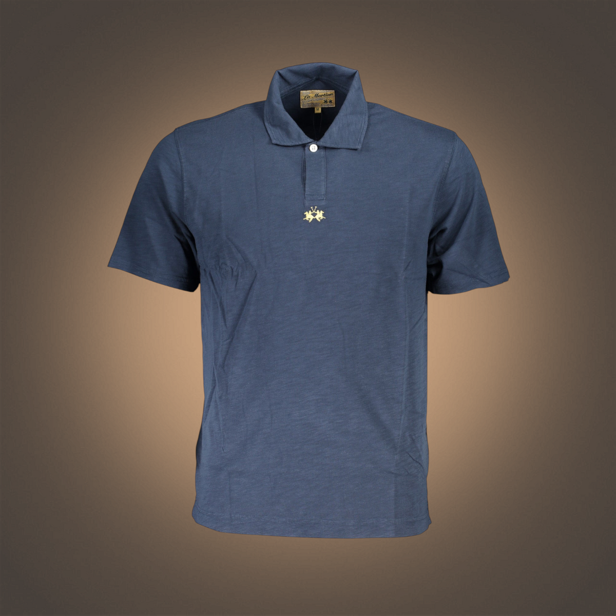 Polo azul de corte regular liquidationlive con un solo botón y logo bordado en el pecho