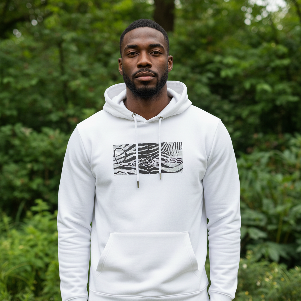 Hombre vistiendo sudadera blanca con capucha y logo estampado de liquidationlive en un entorno natural