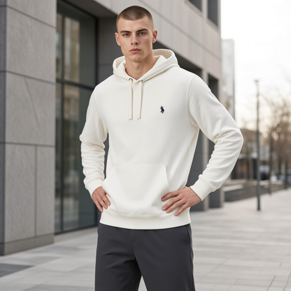 Hombre vistiendo sudadera blanca con capucha de liquidationlive, con logotipo bordado y bolsillo frontal