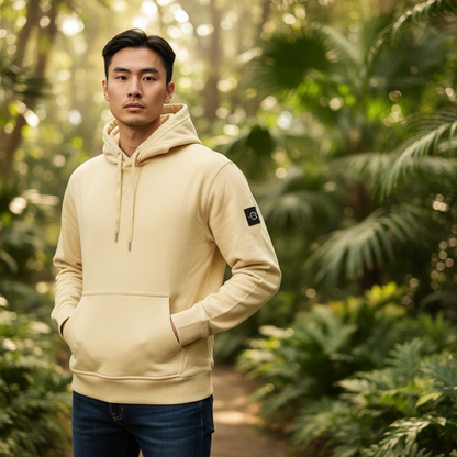 Hombre con sudadera beige con capucha Calvin Klein de liquidationlive, tacto polar y bolsillo central en un bosque