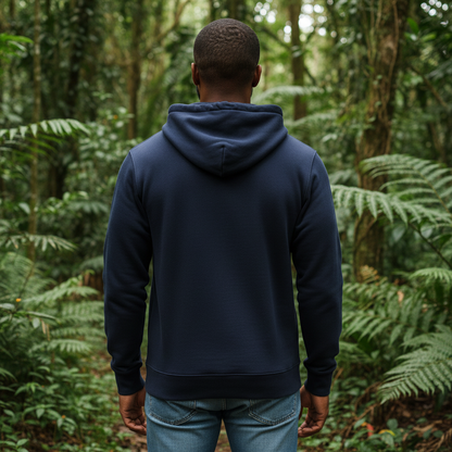 Hombre de espaldas vistiendo sudadera con capucha azul marino de liquidationlive en un entorno de bosque frondoso