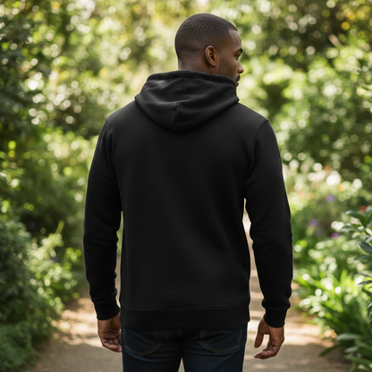 Hombre de espaldas vistiendo sudadera con capucha negra Cavalli Class en un entorno natural