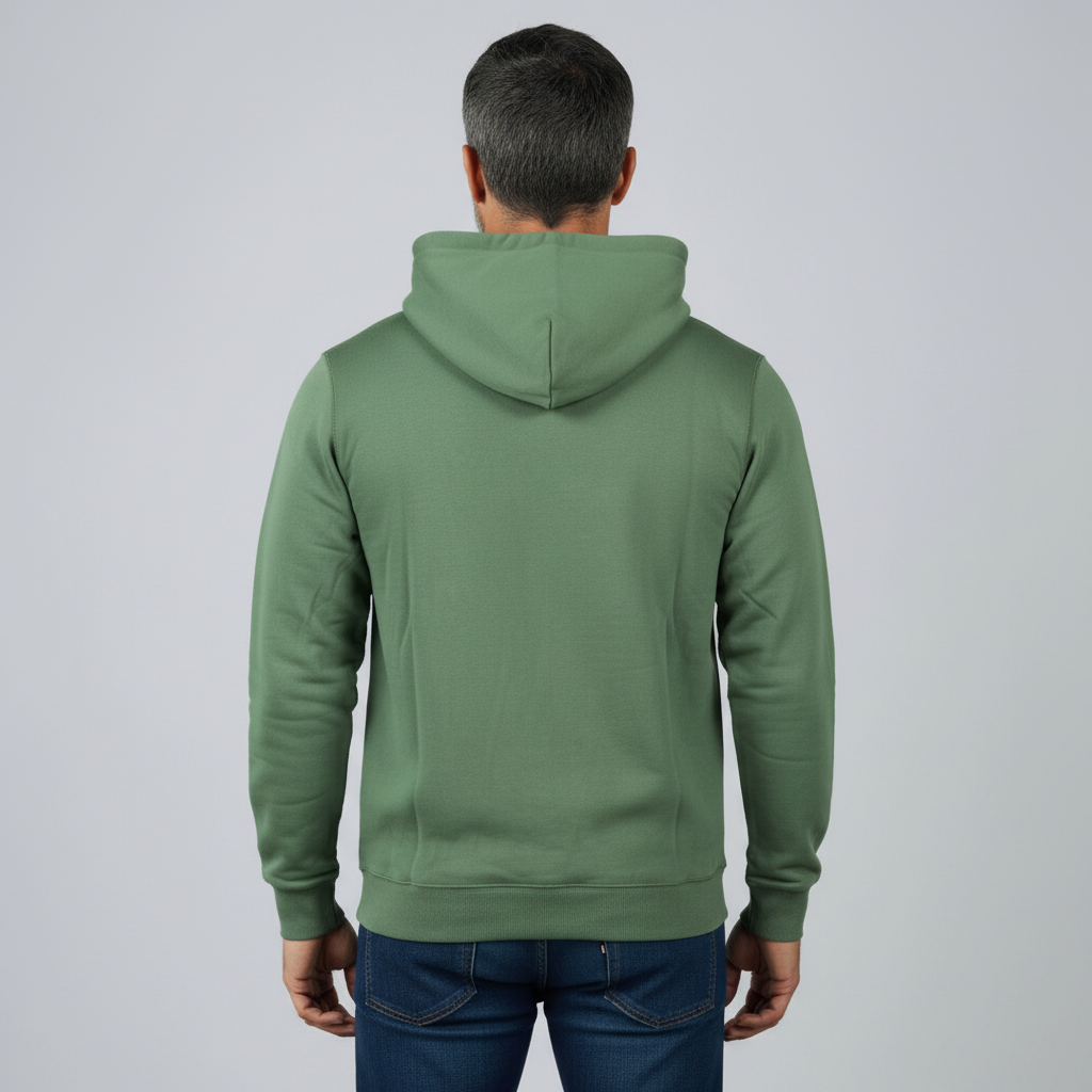 Vista trasera de hombre con sudadera con capucha verde de liquidationlive U.S. Polo Assn. sobre vaqueros oscuros