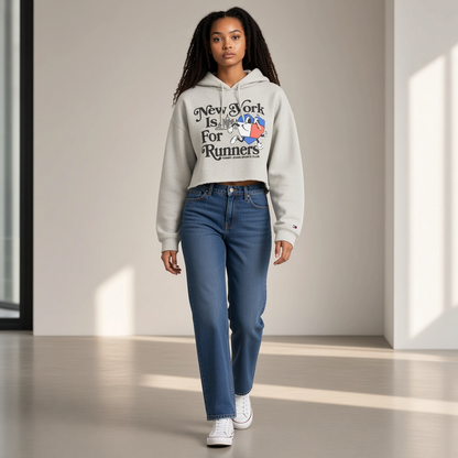 Modelo con sudadera cropped gris de liquidationlive con gráfico New York Is For Runners y capucha, estilo urbano.