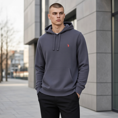 Hombre con sudadera gris con capucha liquidationlive, bolsillo frontal y logotipo bordado en rojo en el pecho