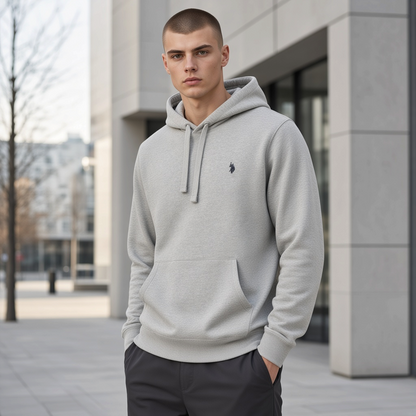 Hombre vistiendo sudadera gris con capucha de liquidationlive, con logotipo bordado y bolsillo frontal tipo canguro.