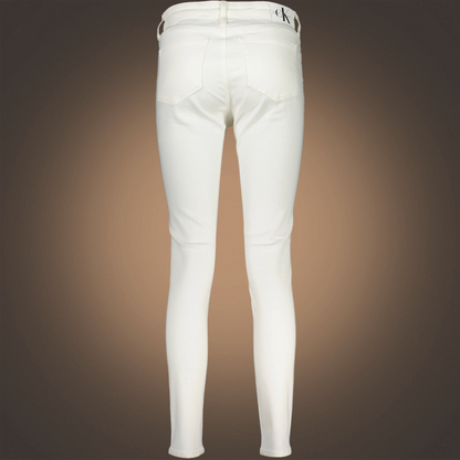 Vista trasera de vaqueros skinny blancos Calvin Klein de liquidationlive con bolsillos de parche y logo en la cintura