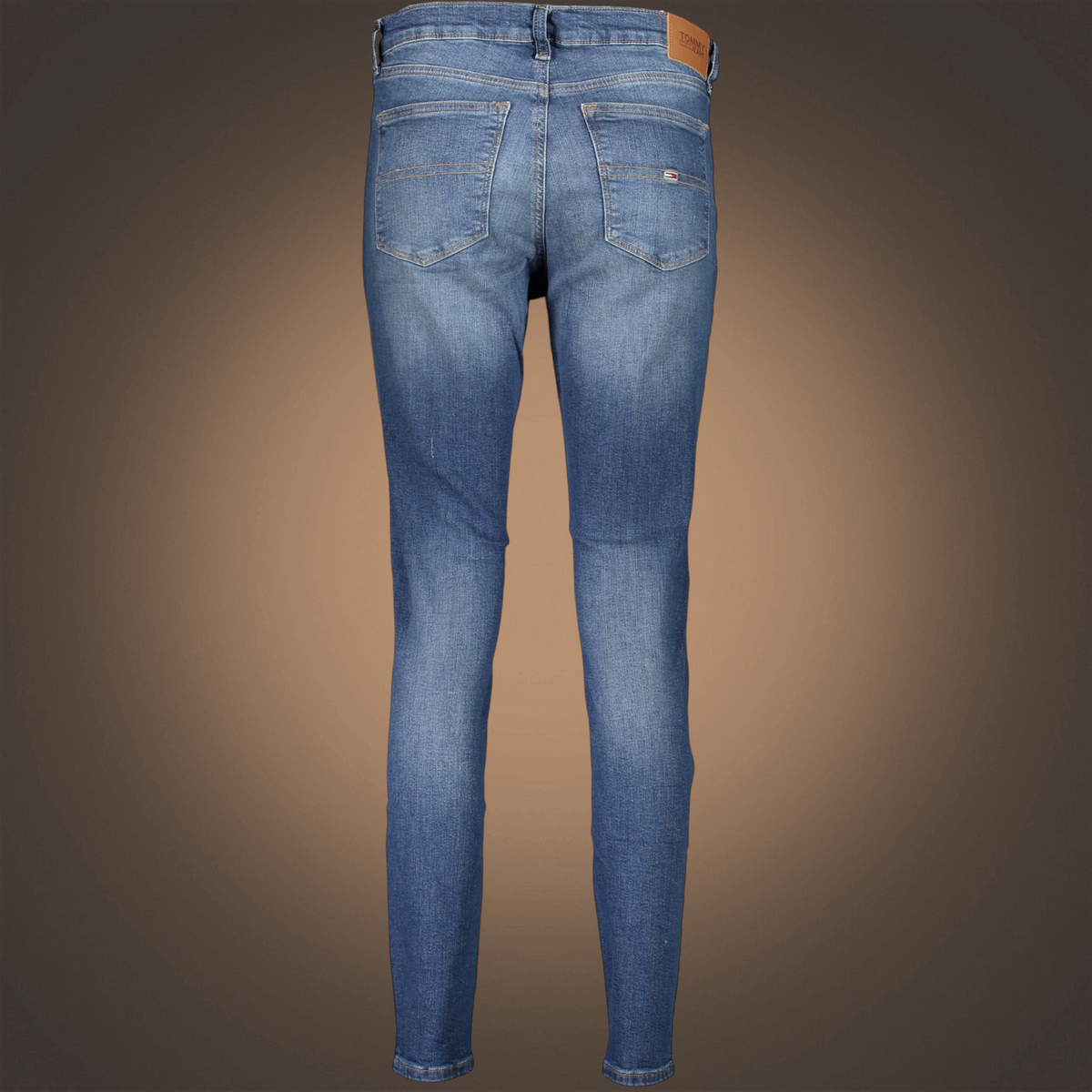 Vista trasera de vaqueros skinny Nora de liquidationlive en azul lavado con cinco bolsillos y parche de marca