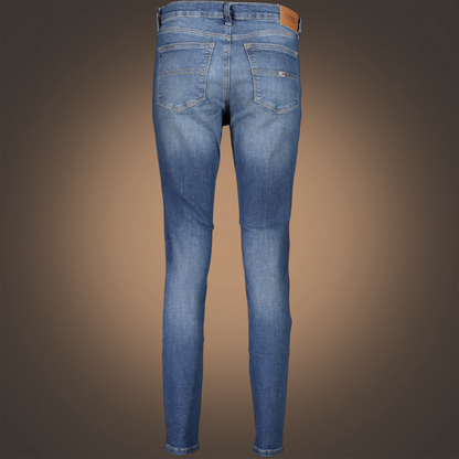 Vista trasera de vaqueros skinny Nora de liquidationlive en azul lavado con cinco bolsillos y parche de marca