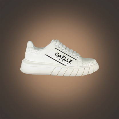 Zapatillas deportivas blancas liquidationlive Gaëlle Paris con logotipo negro y suela de plataforma texturizada