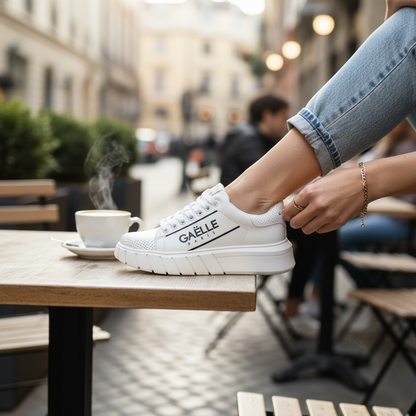 Zapatillas blancas Gaëlle Paris de liquidationlive con logotipo lateral y suela de plataforma en entorno urbano