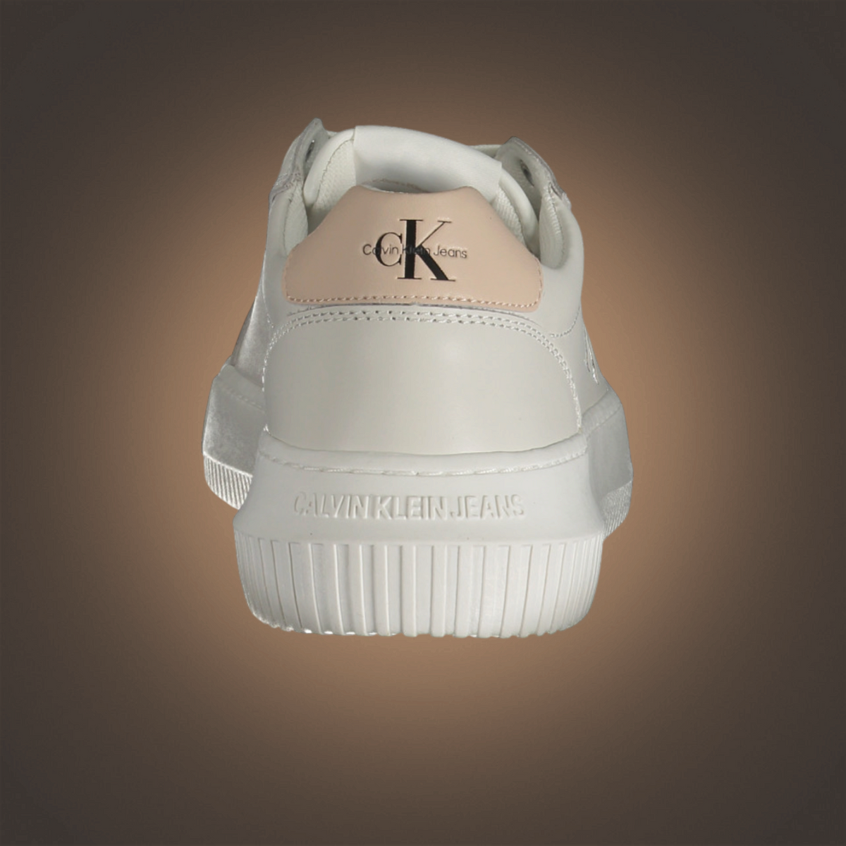 Zapatillas blancas de mujer liquidationlive con detalle en talón y logotipo Calvin Klein en la suela y parte trasera