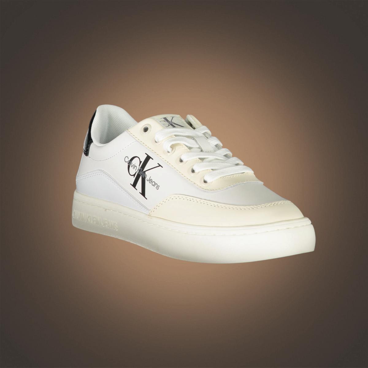 Zapatillas liquidationlive Calvin Klein blancas con monograma negro lateral, detalles en crema y refuerzo en el talón.