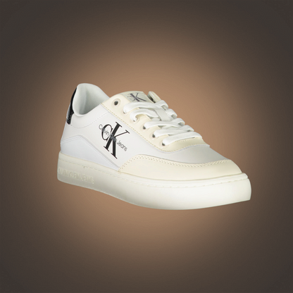 Zapatillas liquidationlive Calvin Klein blancas con monograma negro lateral, detalles en crema y refuerzo en el talón.