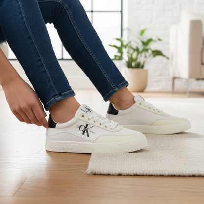 Zapatillas Calvin Klein de liquidationlive en blanco y crema con monograma negro lateral y detalle en el talón