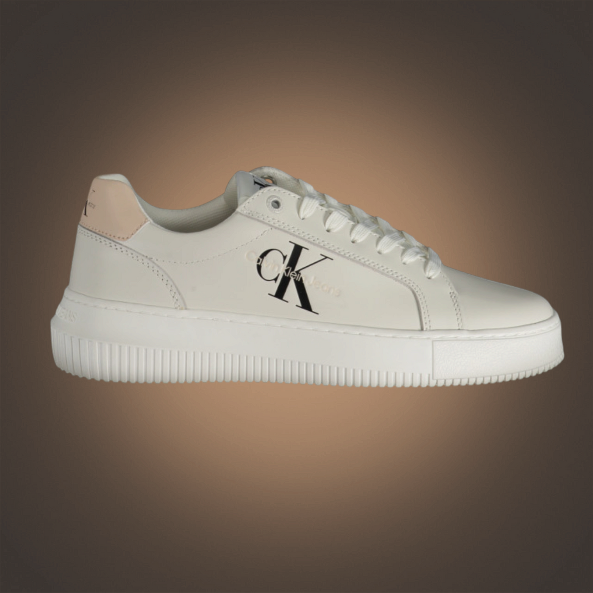 Zapatillas blancas de mujer liquidationlive con logotipo Calvin Klein y detalle en color pastel en el talón
